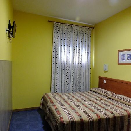 Hostal Los Claveles Torrejón de Ardoz Екстериор снимка