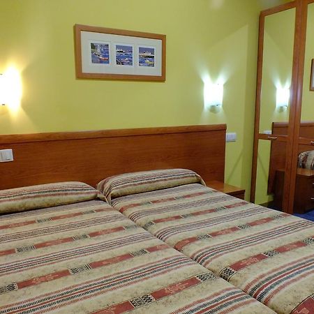 Hostal Los Claveles Torrejón de Ardoz Екстериор снимка