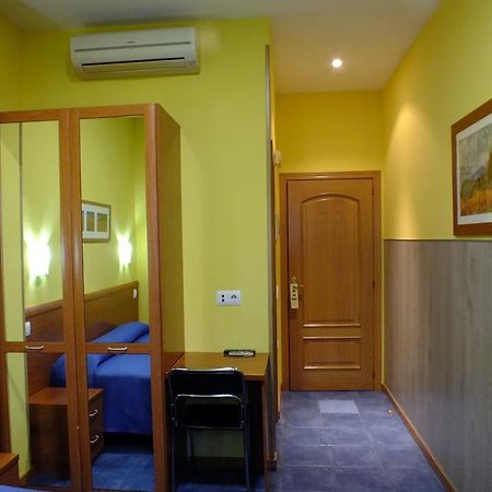 Hostal Los Claveles Torrejón de Ardoz Екстериор снимка