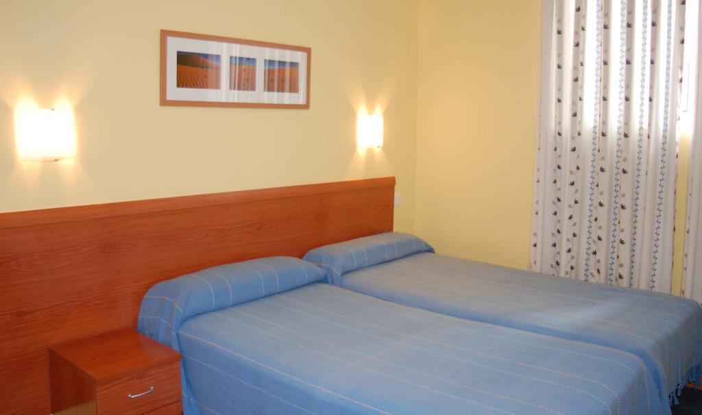 Hostal Los Claveles Torrejón de Ardoz Екстериор снимка