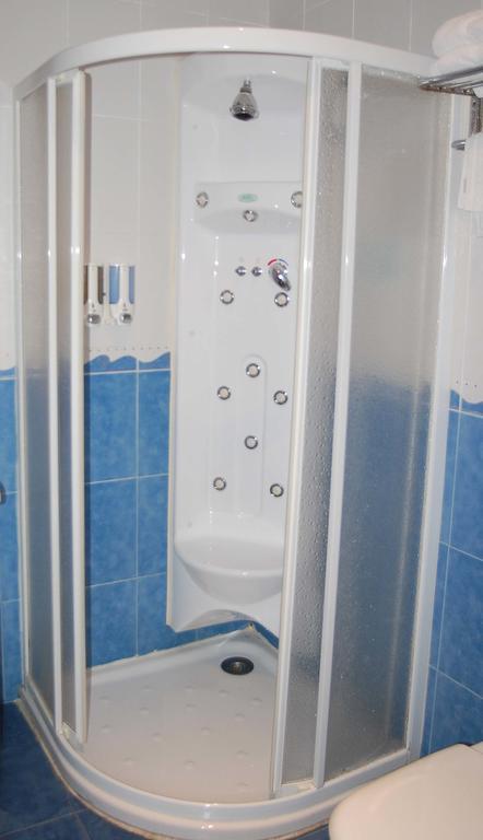 Hostal Los Claveles Torrejón de Ardoz Екстериор снимка