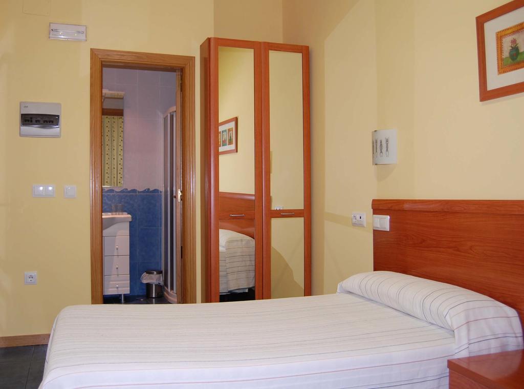 Hostal Los Claveles Torrejón de Ardoz Екстериор снимка