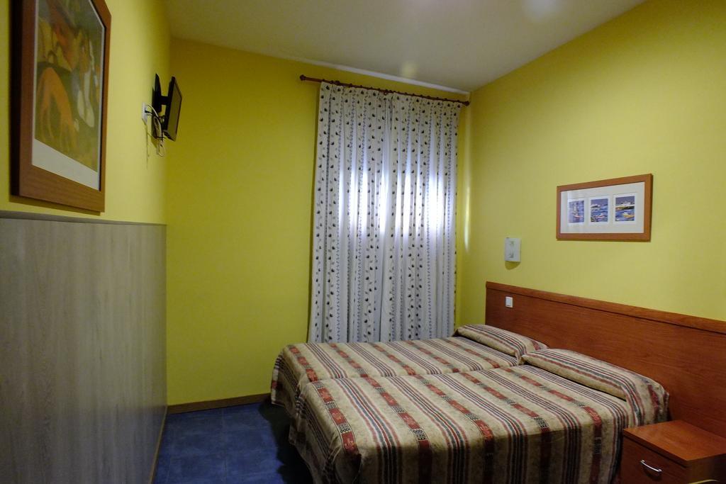 Hostal Los Claveles Torrejón de Ardoz Екстериор снимка