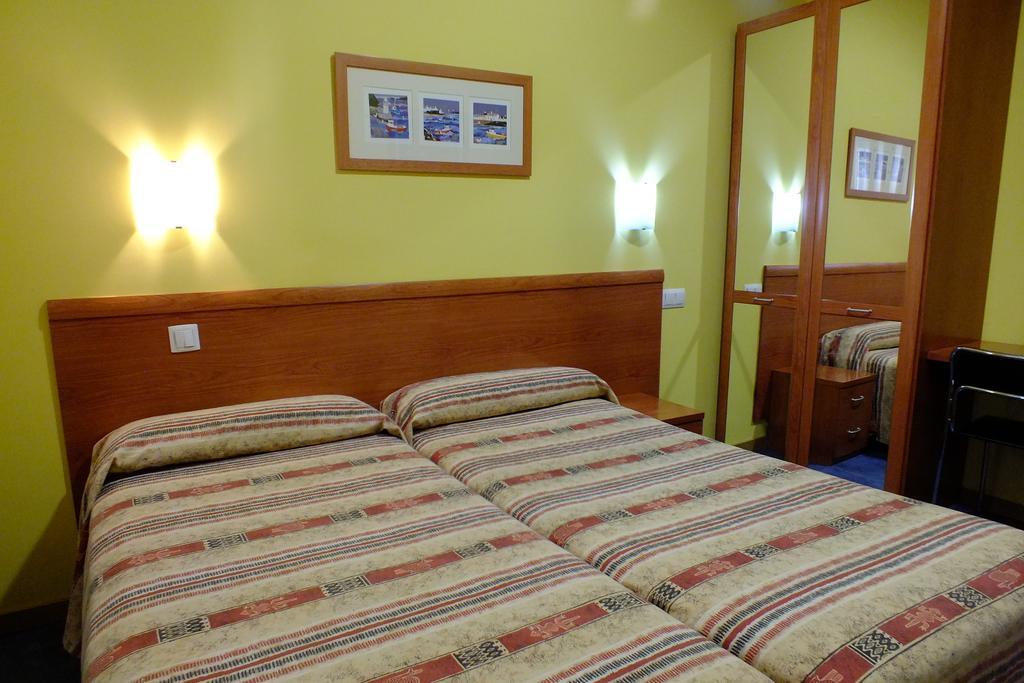 Hostal Los Claveles Torrejón de Ardoz Екстериор снимка