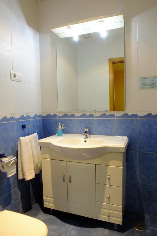 Hostal Los Claveles Torrejón de Ardoz Екстериор снимка