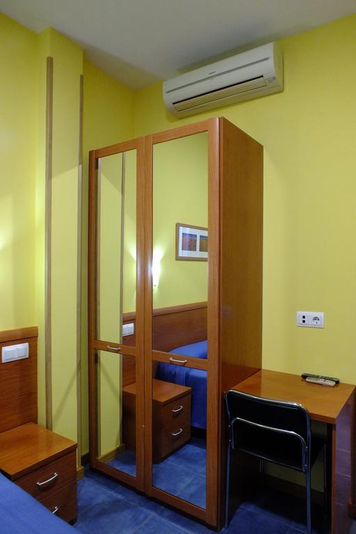 Hostal Los Claveles Torrejón de Ardoz Екстериор снимка
