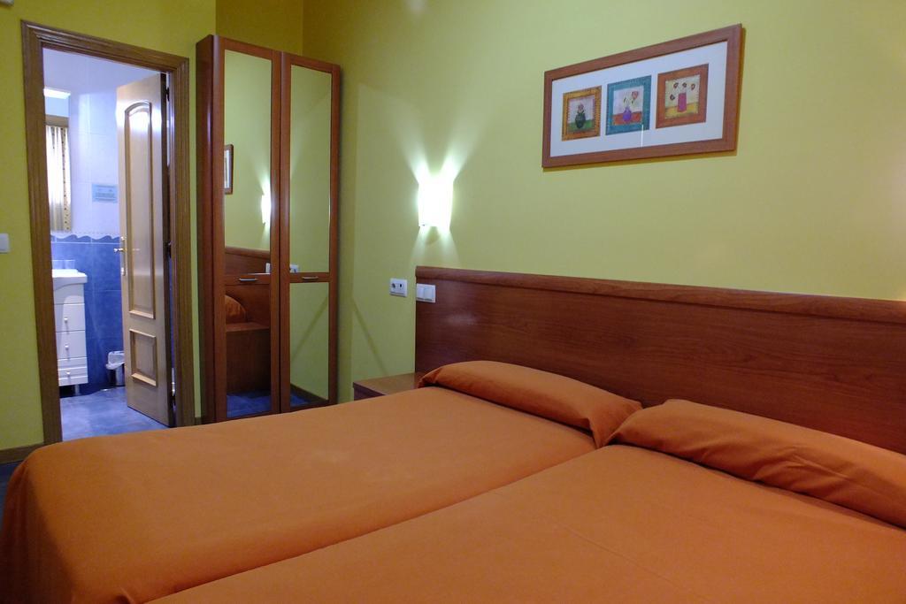 Hostal Los Claveles Torrejón de Ardoz Екстериор снимка