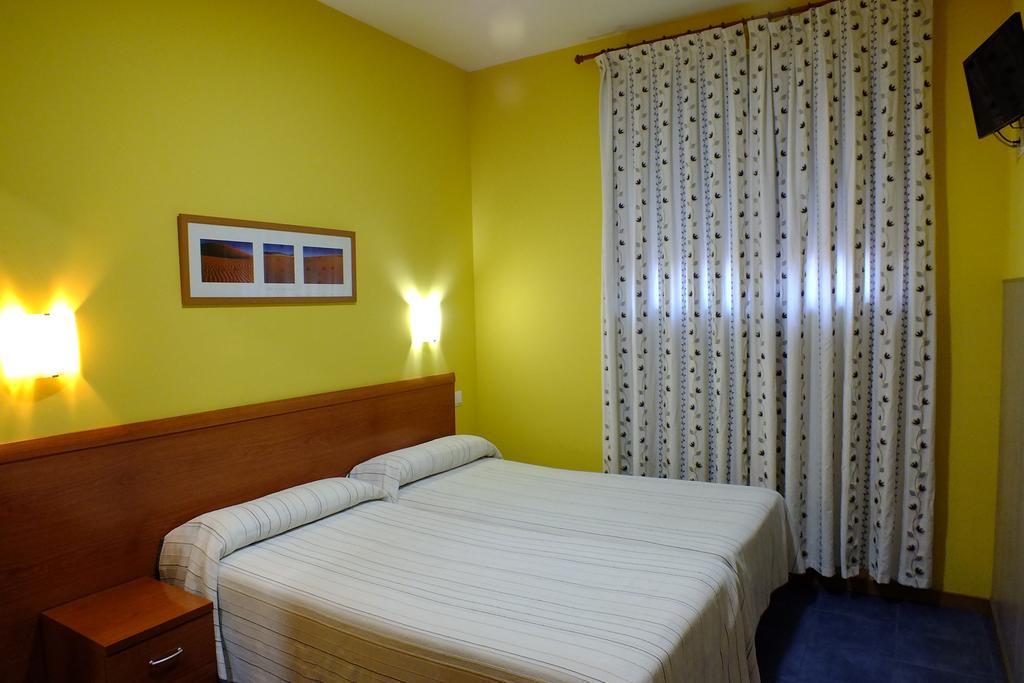 Hostal Los Claveles Torrejón de Ardoz Екстериор снимка